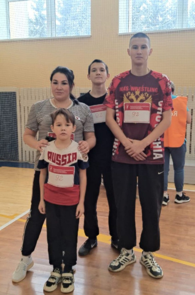 На базе спортивной школы «Сывлăх» проходил спортивный семейный фестиваль «Семейная команда».