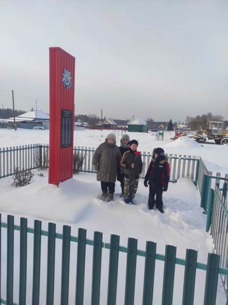 Возложение цветов к памятнику погибшим воинам в годы Великой Отечественной войны