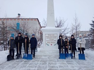 Уборка территории вокруг памятника погибшим воинам - землякам