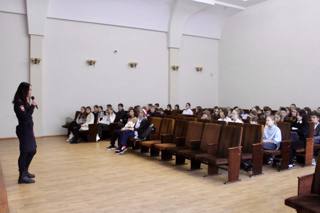 В гимназии была организована встреча обучающихся с инспектором ПДН Савиной Светланой Викторовной