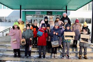 Ежегодно обучающиеся начальной школы вместе с педагогами и волонтерами ДОО «Доброград» вывешивают кормушки на территории гимназии