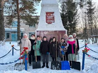 Семиклассники Шимкусской средней школы занялись благоустройством территории