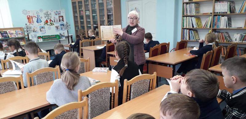 6 декабря с обучающимися 4 «Д» класса в библиотеке им. К.Чуковского был проведен информационный час "Структура книги".