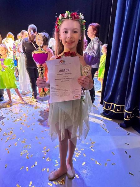 Камилла Федотова из 2 "А" сегодня принимала участие в танцевальном конкурсе международном конкурсе «Полосатый слон»