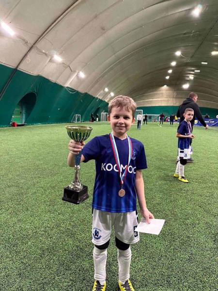 Сегодня мы поздравляем ещё и Макара Алякина из 2 "А" класса.  Он принимал участие в турнире по футболу среди детей 2015г. в городе Ульяновск. Команда футбольной школы "Космос" заняла 3 место.