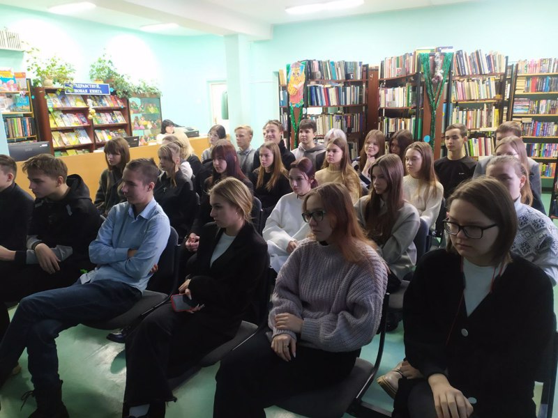 6 декабря 10 "А" класс посетил библиотеку им. К. И. Чуковского, где было проведен поэтический час, посвящённый 220 летию со дня рождения Ф. И. Тютчева.