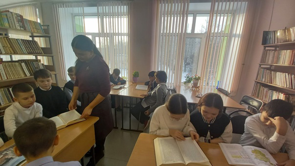 В школьной библиотеке с учащимися 5А класса провели мероприятие "История Руси"