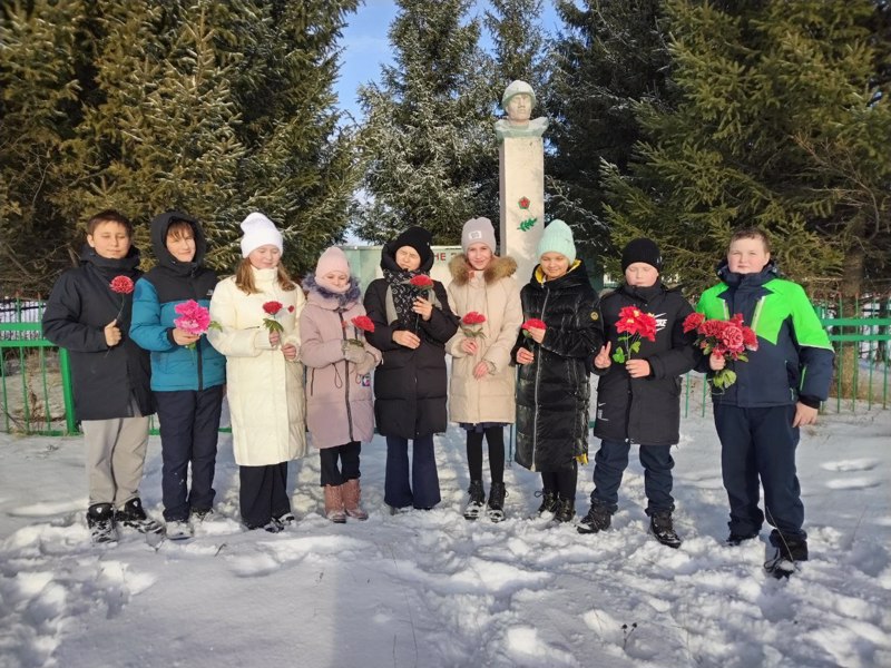 Церемония возложения цветов на сельском мемориале "Вечный огонь".