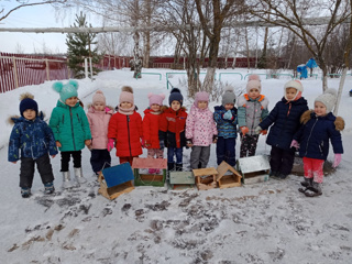 Покормите птиц зимой.