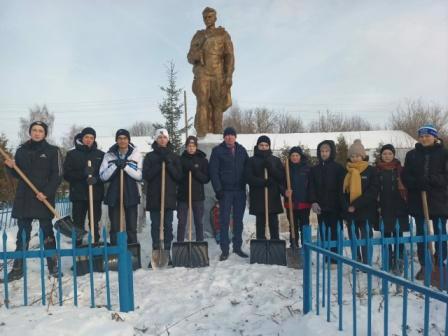 Девятиклассники под руководством директора школы Иванова А.М. расчистили от снега территорию памятника