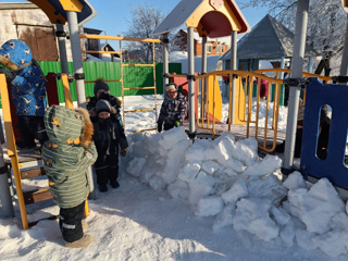 В честь празднования 80-летия со дня снятия блокады Ленинграда наши воспитанники детского сада построили крепость из снега.