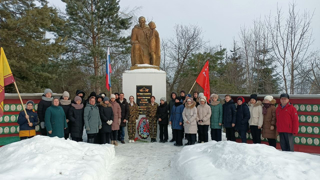 В честь 80 летия со дня окончания Сталинградской битвы к памятнику "Солдат с девочкой" возложили цветы