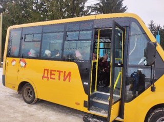 Новые школьные автобусы выходят в первые рейсы.