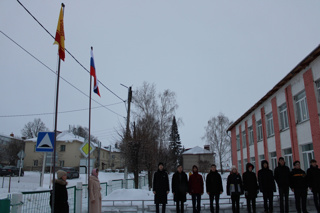 В  церемонии поднятия государственных флагов Российской Федерации и Чувашской Республики участвовал 10 класс