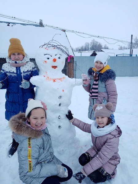 Юные скульпторы слепили снежную бабу и снеговика