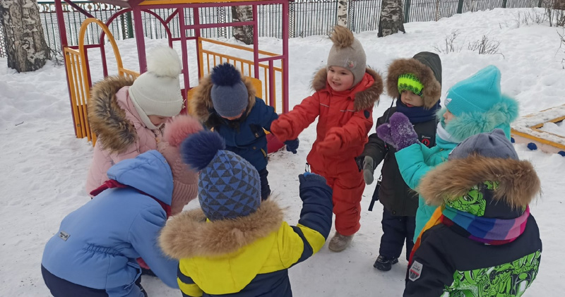 Зимняя прогулка детей средней группы.