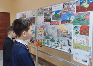 Выставка детских рисунков и коллажей «Быть героем», приуроченная дню победы в Сталинградской битве.