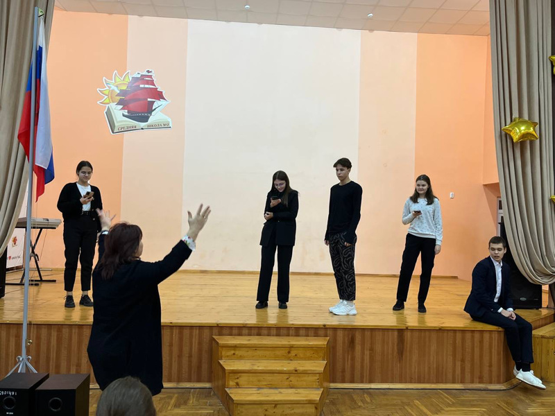 Ученики 10 А класса готовят театральную постановку "Али-Баба и разбойники".