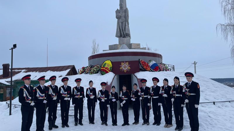 Кадеты возложили цветы к Монументу Славы и памятным бюстам Героев Советского Союза