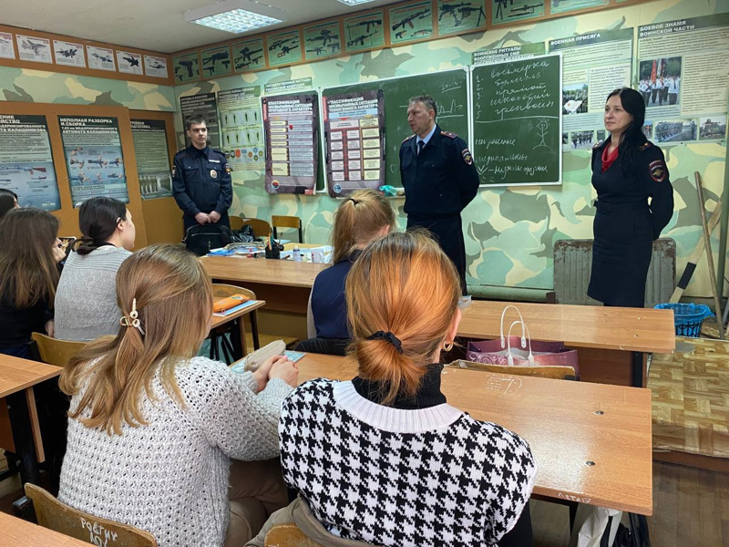 3 февраля 2023 года в школе №8 состоялась встреча учеников 11 класса с сотрудниками Чувашского ЛО МВД России на транспорте