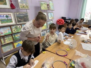 Сегодня в Доме детского творчества провели мастер - класс по вышиванию крестиком