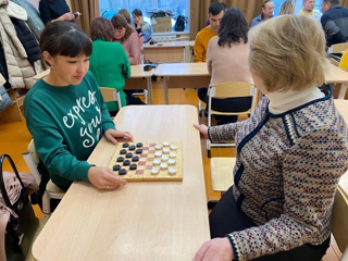 Работники системы образования Урмарского муниципального округа выбрали сильнейших на турнире по шашкам