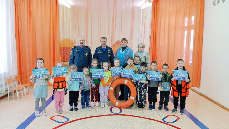 Встреча с сотрудником  МЧС  с Васильевым С.И. в дошкольной группе