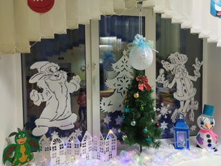 В нашем детском саду прошел смотр-конкурс “Зимняя сказка на окне”.
