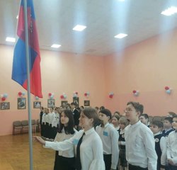 Учебная неделя в школе завершилась церемонией спуска Государственного флага Российской Федерации.