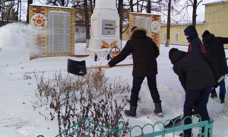 Операция «Обелиск», по очистке от снежных заносов памятника Славы павшим воинам по улице Васильева.