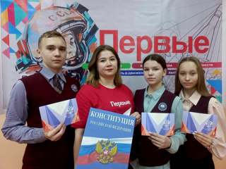 Активистам «Движения первых» Алтышевской средней школы вручили обложки их основного документа- паспорта.
