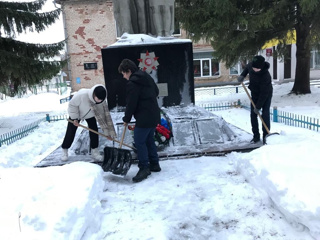 Отряд «Асамат»  ухаживает за памятником