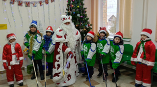 Юные хоккеисты команды "Сапсан"  на шествии парада Дедов Морозов и Снегурочек