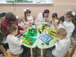 На мероприятии, посвящённому "Году счастливого детства" и "Году педагога и наставника" была представлена интерактивная площадка "Лего-конструирование".