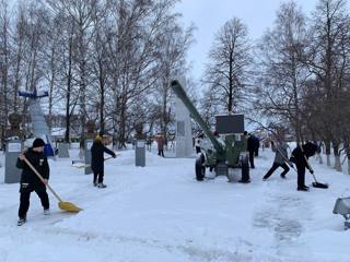 Кадеты  7 «к» МБОУ «Яльчикская СОШ» очистили памятники от снега