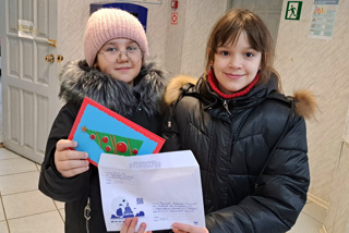 🎄Сегодня советник директора по воспитанию Давыдова Юлия Юрьевна совместно с активистами 4 Г класса приняли участие в замечательной акции "Внуки по переписке".  🎁Мы поздравили бабушку из дома престарелых красивой открыткой, которую сделали своими руками, и теплыми поздравлениями с наступающим новым годом.💫