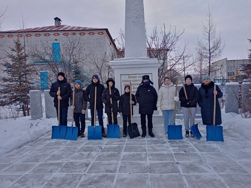 Организовали уборку возле памятника села Байдеряково