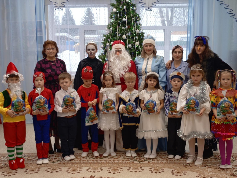 Новогодний праздник в подготовительной к школе группе "Теремок".