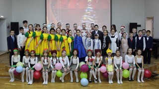 В школе искусств состоялся новогодний концерт «Праздник у елки».