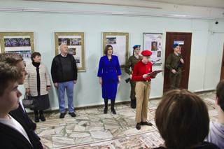 25 декабря в рамках еженедельной линейки в гимназии состоялся митинг, посвящённый открытию стенда Памяти Сумкина Михаила Игоревича