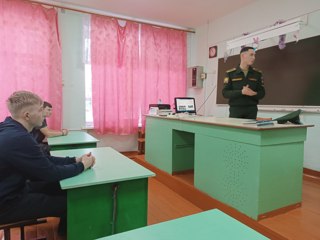 Курсант Краснодарского Высшего Военного училища в стенах родной школы