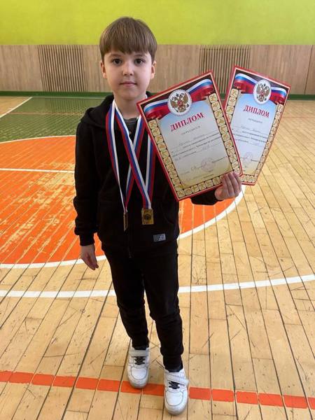 Ученик 2 «Б» класса Дерягин Никита занял два 1 места в соревнованиях по плаванию среди учеников средних школ г. Чебоксары на дистанциях 50 метров вольным стилем и 50 метров брассом.