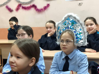 В нашей школе состоялись внеурочные занятия «Разговоры о важном» на тему «Новогодние семейные традиции разных народов России»