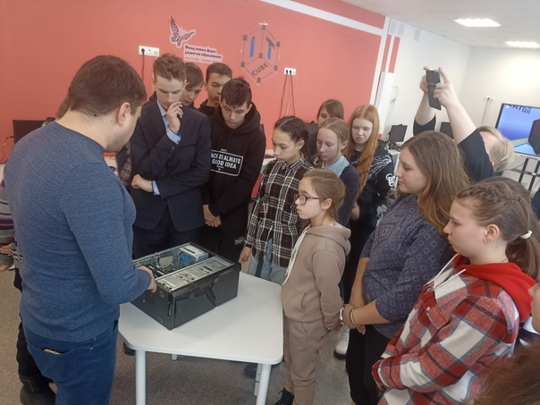 Сегодня обучающиеся 8-9 классов МБОУ «Алгашинская СОШ» посетили центр цифрового развития «IT- Куб» в п.Вурнары.