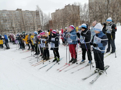 9 февраля на школьном стадионе МБОУ "СОШ 43" г. Чебоксары прошла прошла массовая лыжная гонка «Лыжня России - 2023»