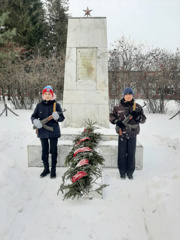 Почётный караул возле Памятника павшим односельчанам