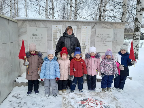 У обелиска воинской славы.