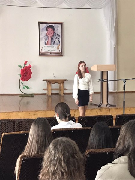 В гимназии состоялась традиционная читательская конференция "А я все равно читаю...", посвященная памяти учителя и поэта Ирины Михайловны Львовой