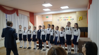 Вокалисты школьного ансамбля "Мелодия" принимали участие в хоровой ассамблее  "Прекрасен мир поющих", посвященной Героям и защитникам России