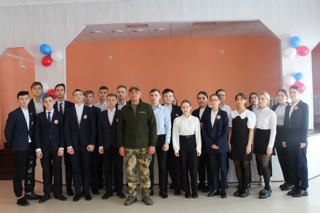 В МБОУ «Комсомольская СОШ №1» прошла встреча с участником специальной военной операции на Украине